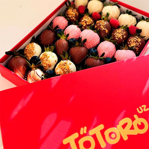 клубника в шоколаде в красной коробке