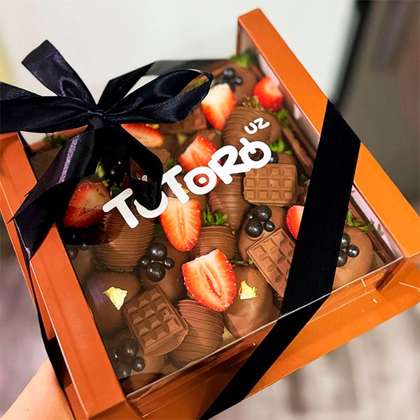 клубника в шоколаде в коричневой коробке