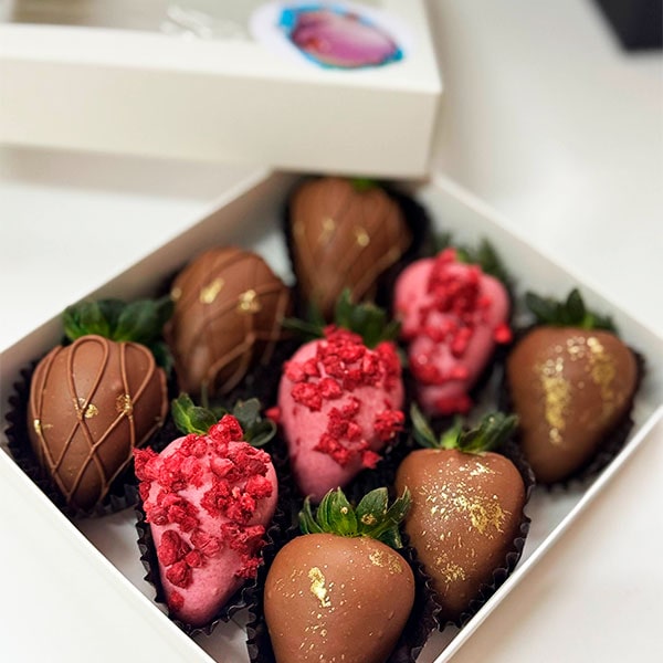 клубника в шоколаде в крафтовой коробке